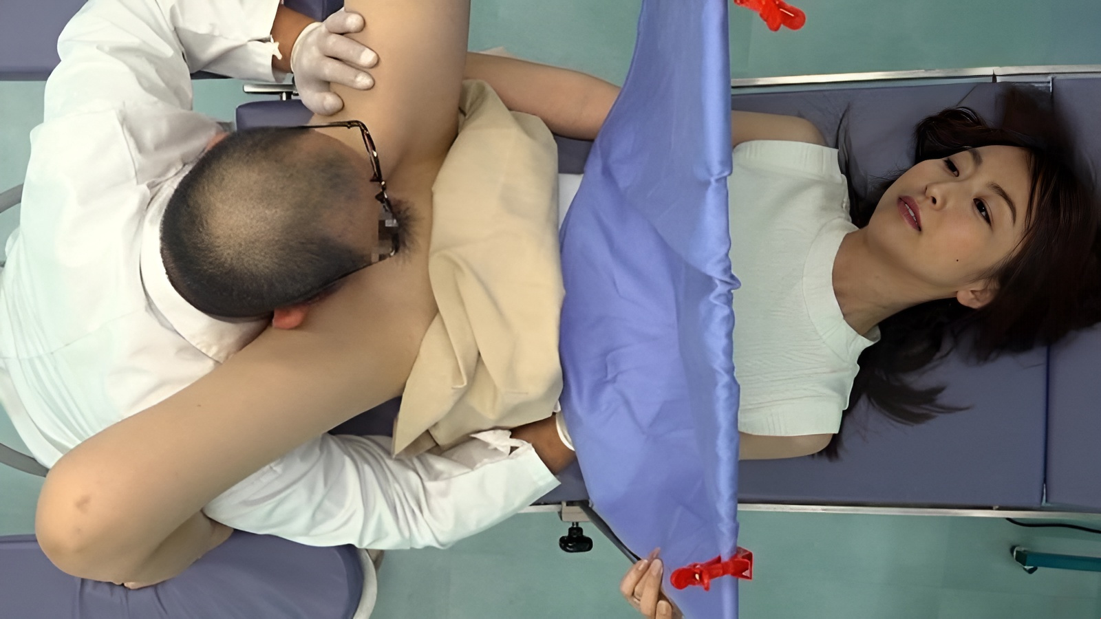 UMD-754 Perverser Arzt lutscht gern die Muschi weiblicher Patienten