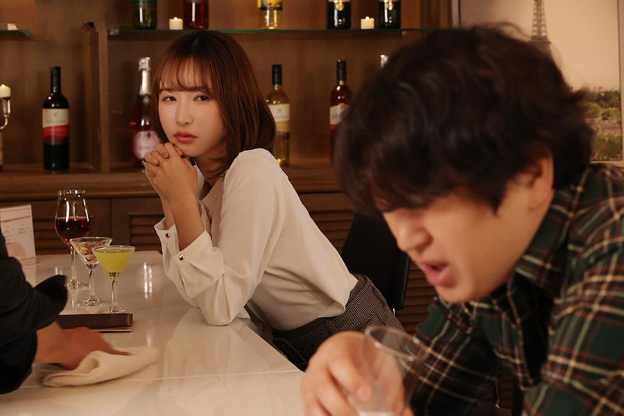 在酒吧的晚宴上催眠并操一个漂亮的女孩