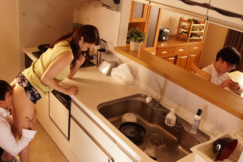 JUQ-225 Ve a la casa de tu amigo para quedarte y recoger a tu madre soltera.